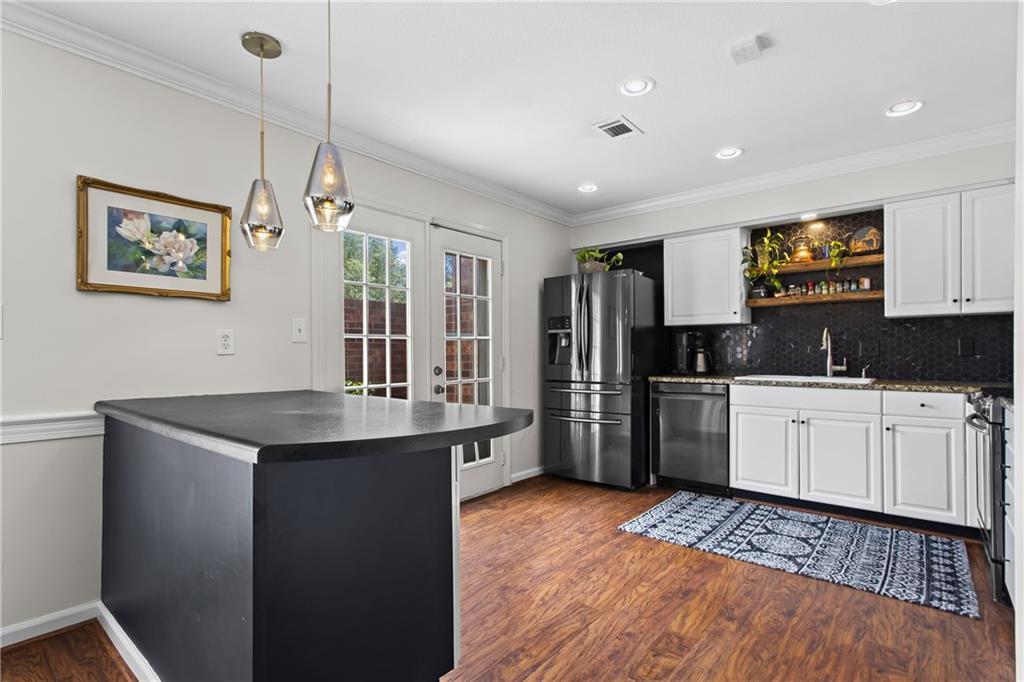 1 James River Place NE