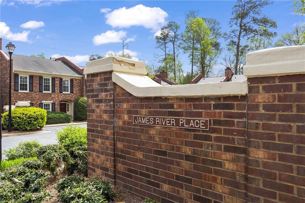 1 James River Place NE