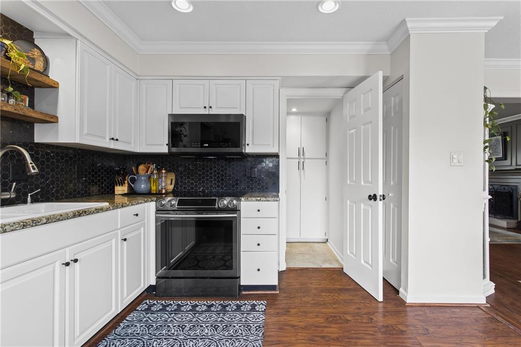 1 James River Place NE