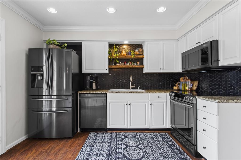 1 James River Place NE