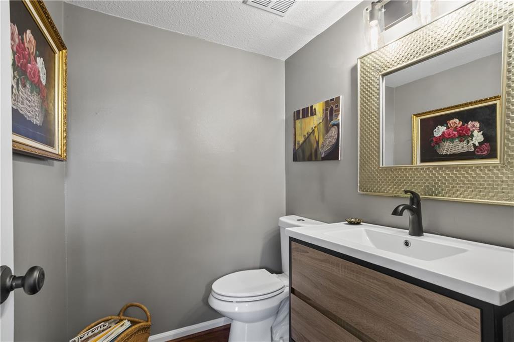 1 James River Place NE