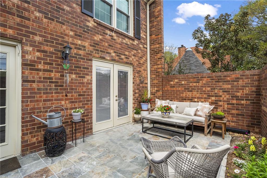 1 James River Place NE