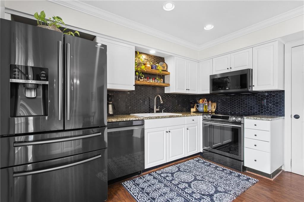 1 James River Place NE