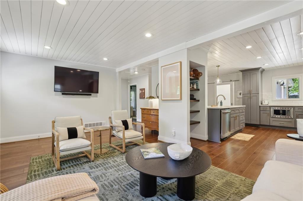 1079 Pinedale Drive SE