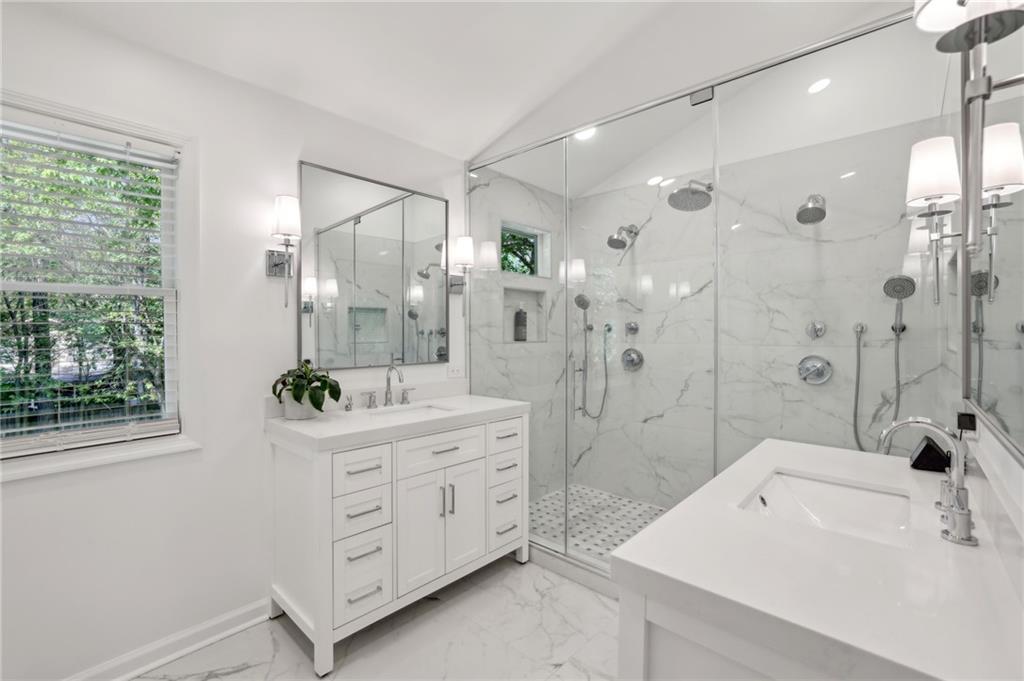 3522 Stratfield Drive NE