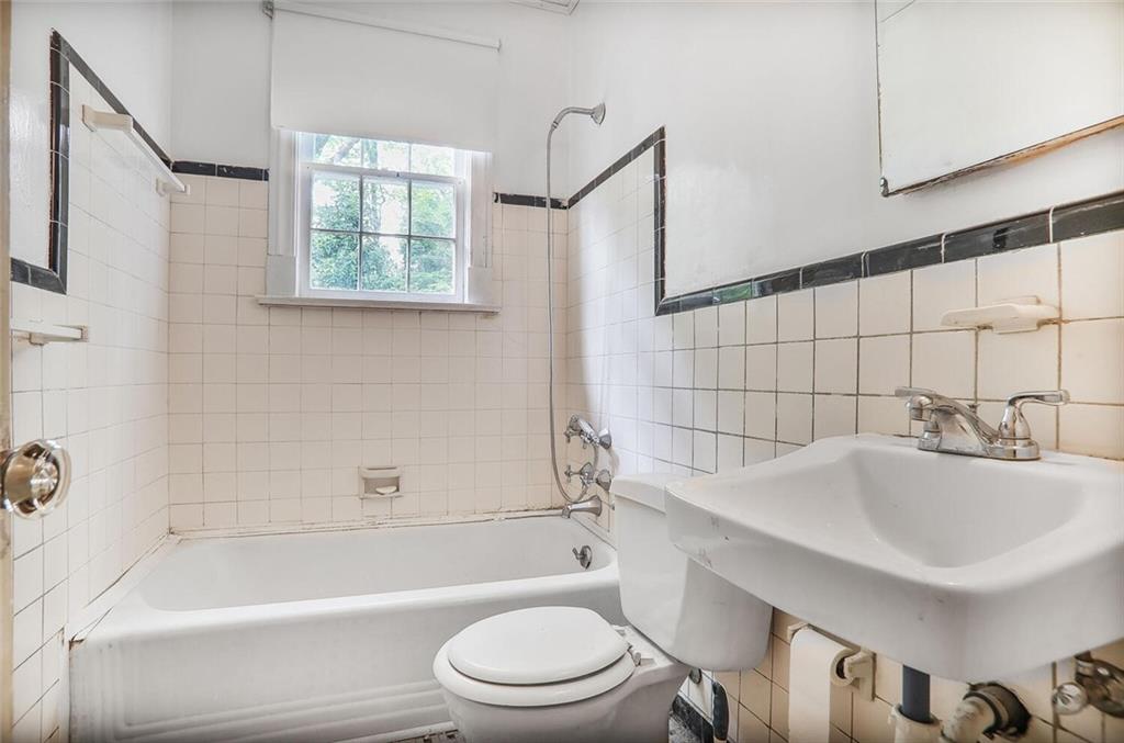 1861 Ardmore Road NW