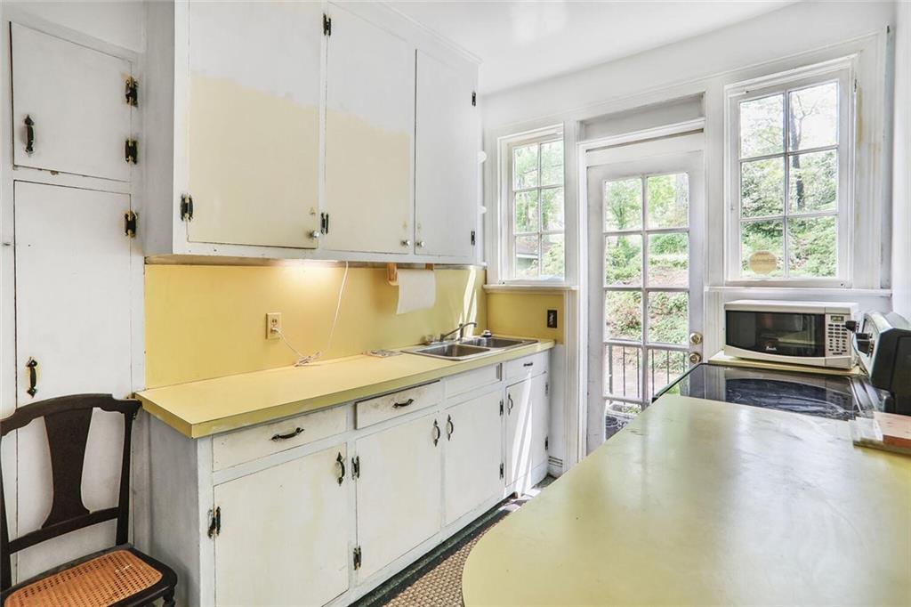 1861 Ardmore Road NW