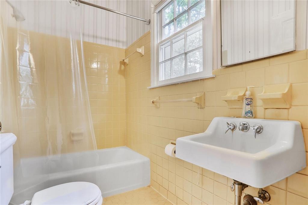 1861 Ardmore Road NW