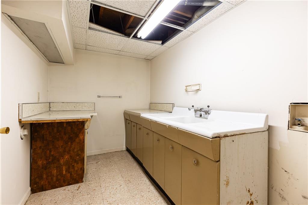 746 Gladstone Road NW