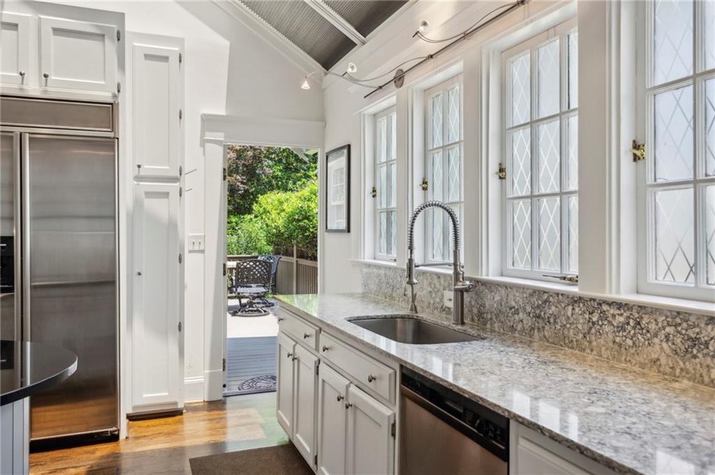 16 Walker Terrace NE