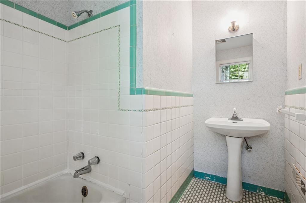 22 Peachtree Hills Avenue NE