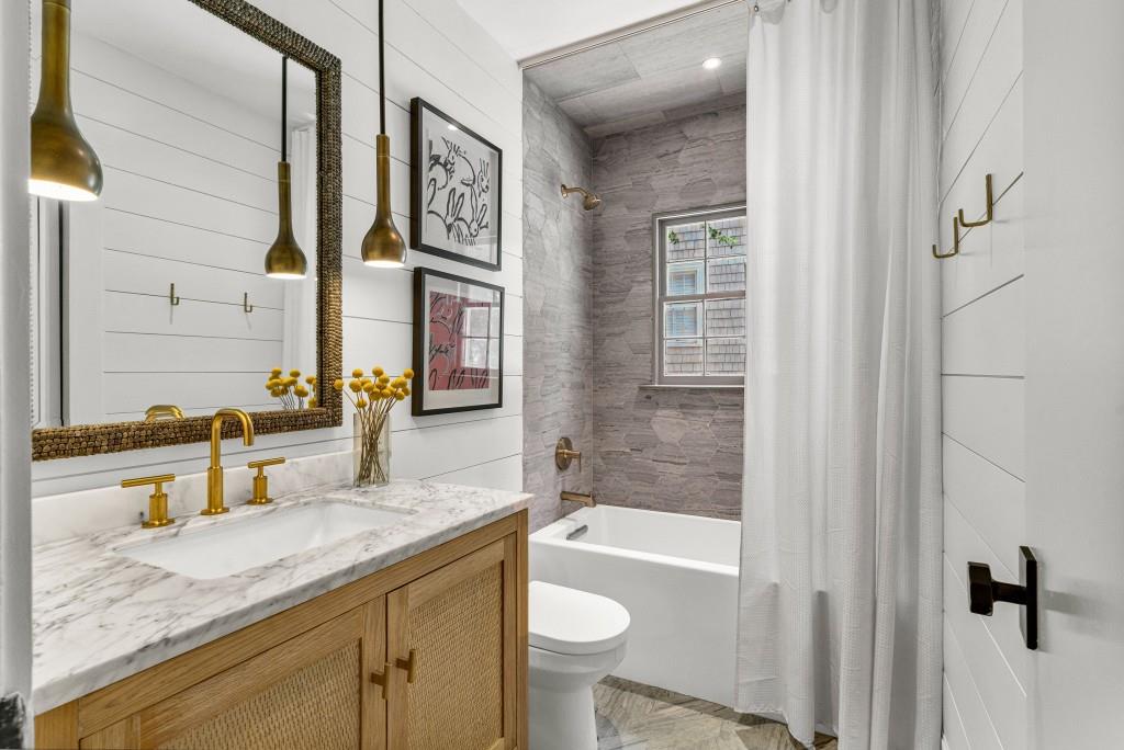 568 E Wesley Road NE