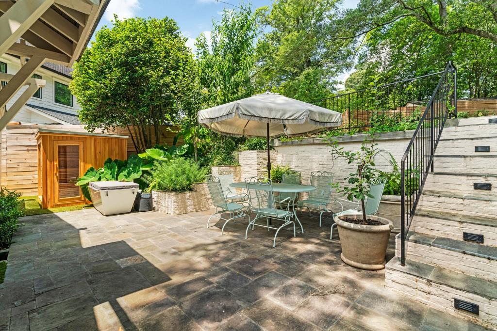 568 E Wesley Road NE