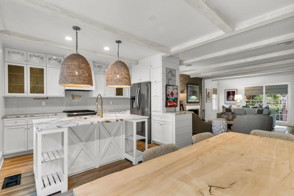 568 E Wesley Road NE