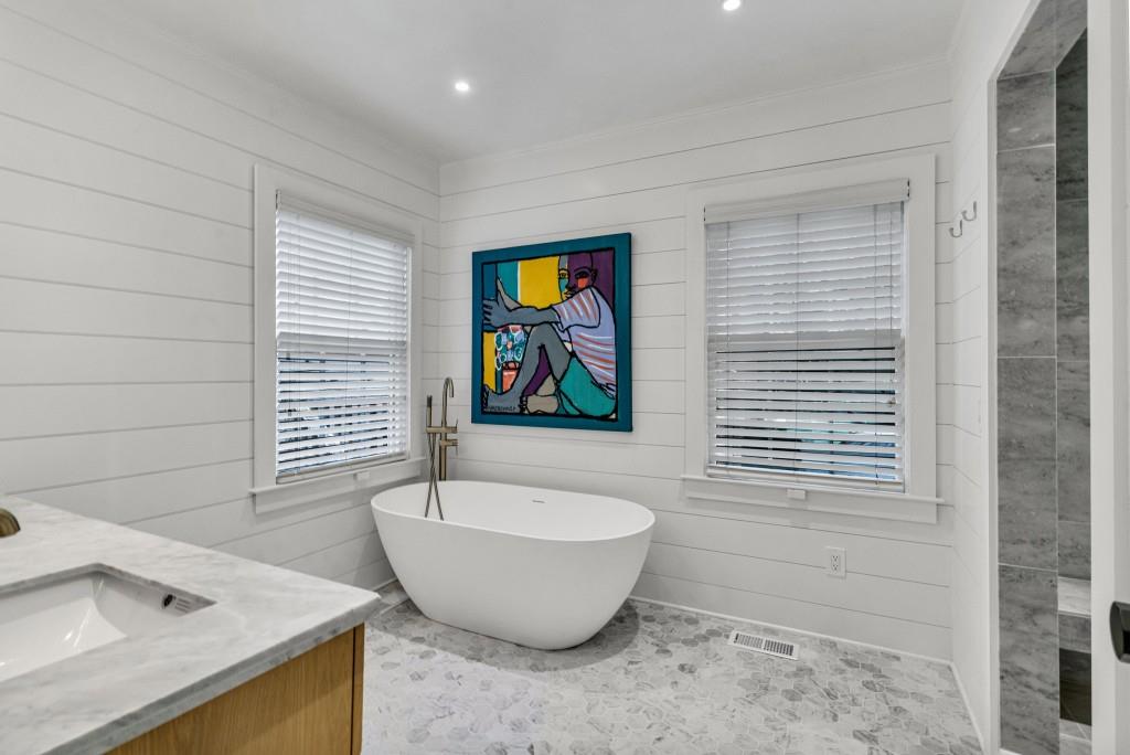 568 E Wesley Road NE