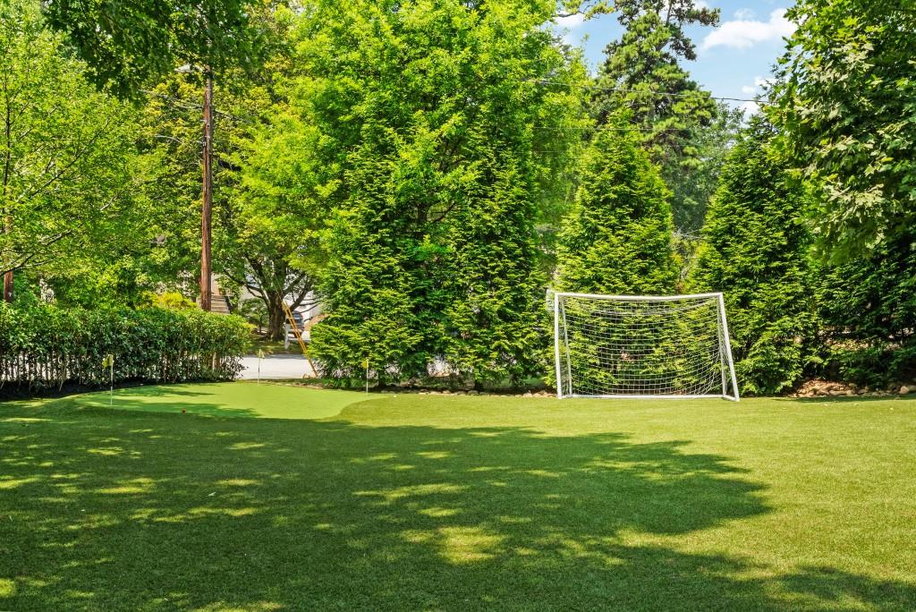 568 E Wesley Road NE