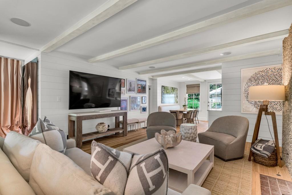 568 E Wesley Road NE