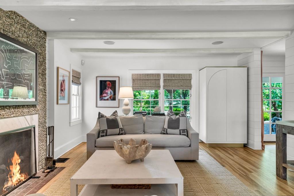 568 E Wesley Road NE