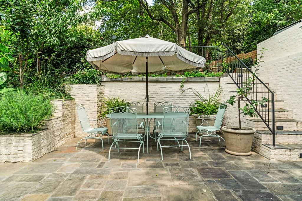 568 E Wesley Road NE