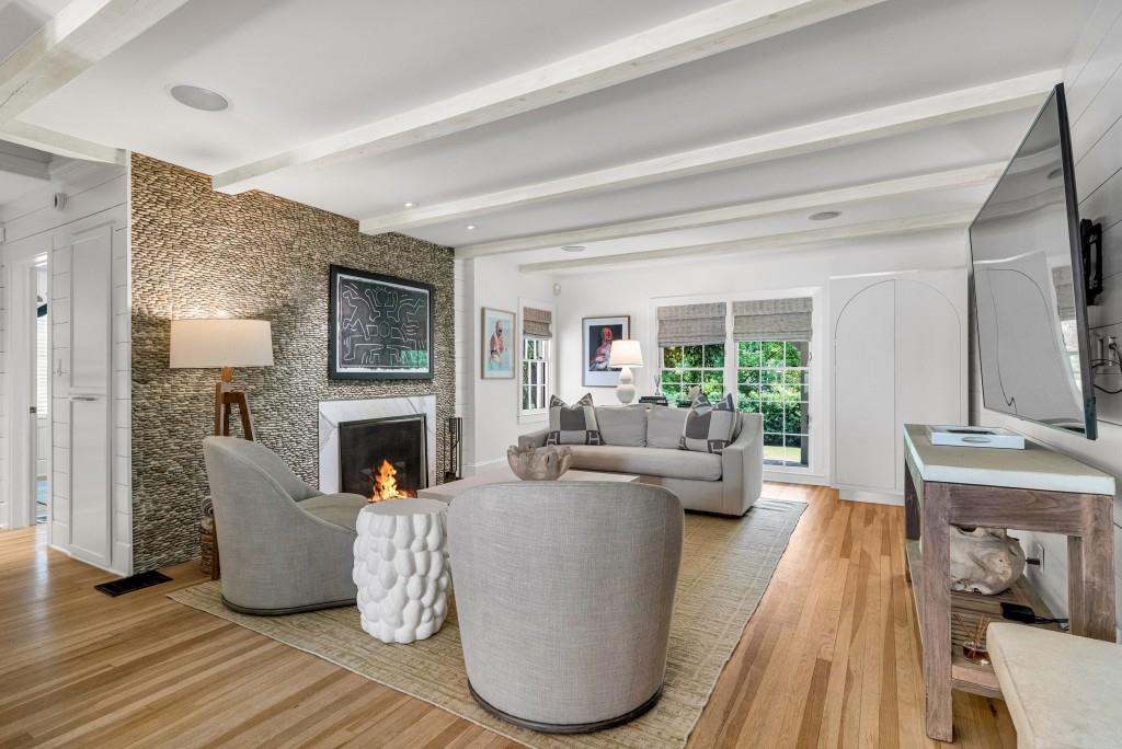 568 E Wesley Road NE