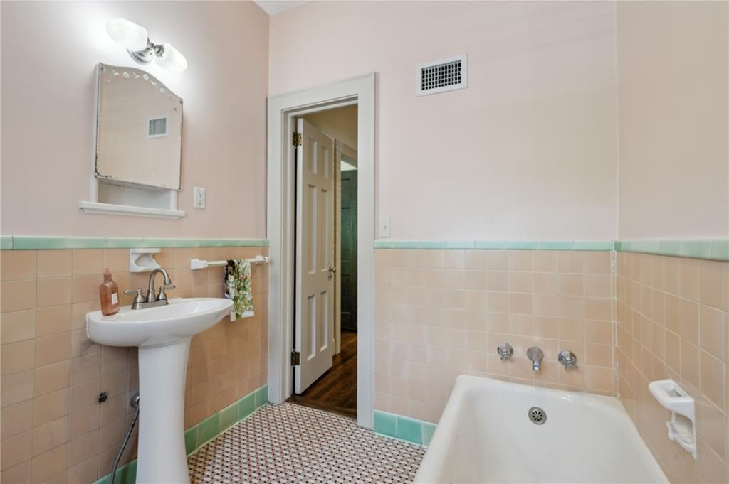 962 Plymouth Road NE