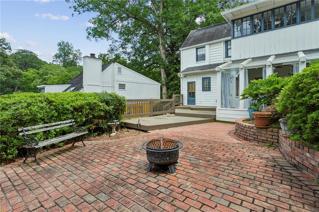 262 Peachtree Way NE