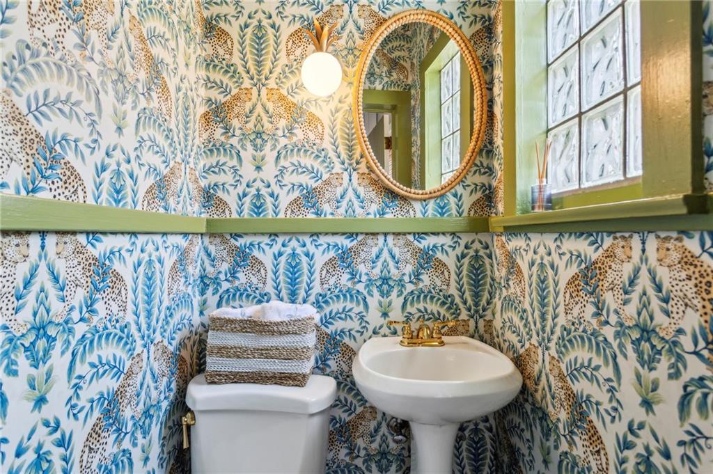 262 Peachtree Way NE