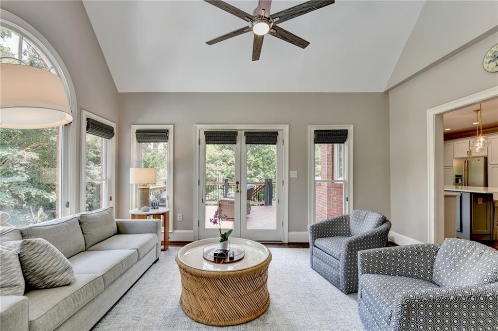 2911 Knob Hill Drive SE