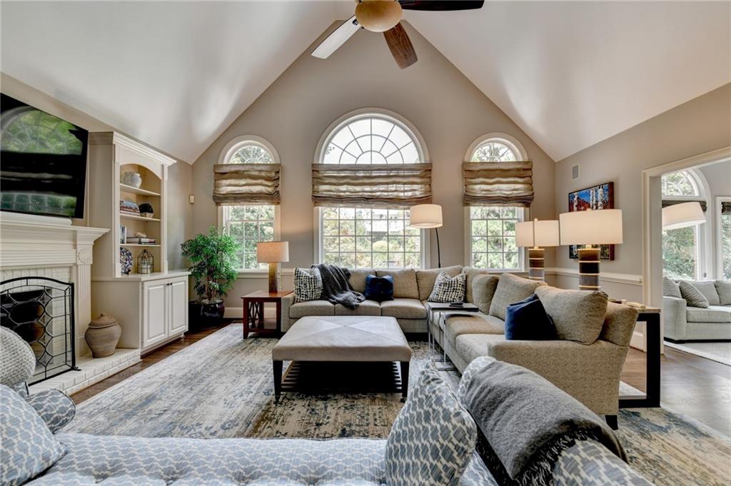 2911 Knob Hill Drive SE