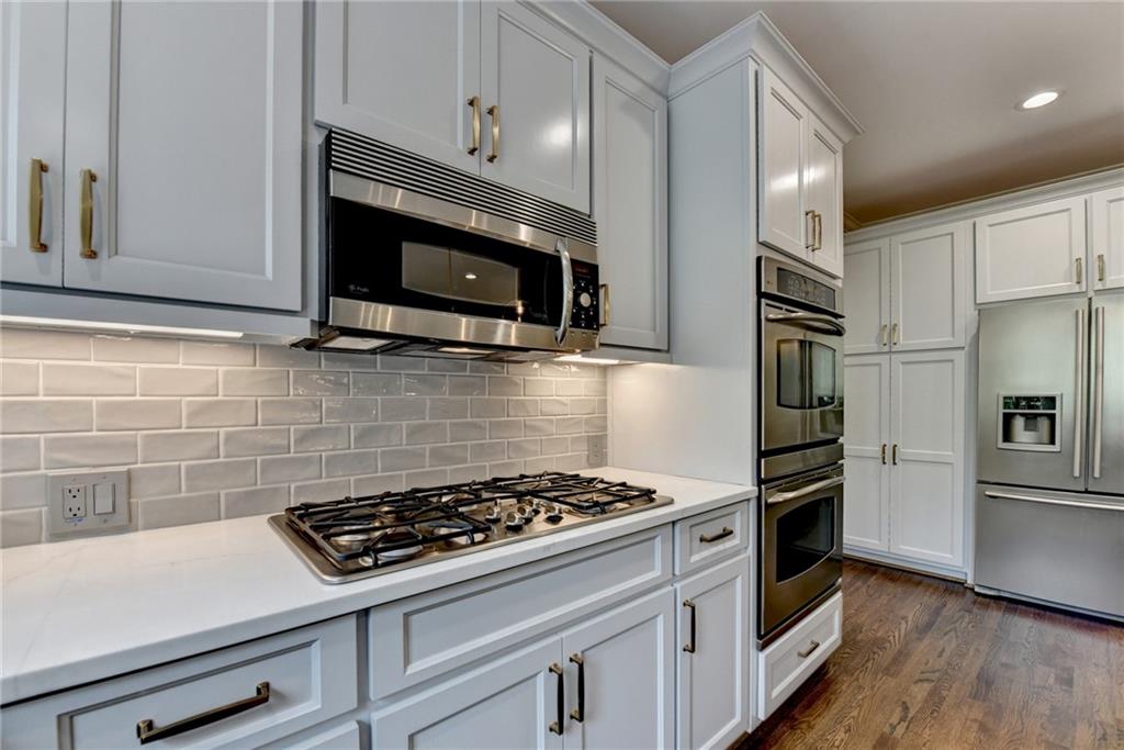 2911 Knob Hill Drive SE