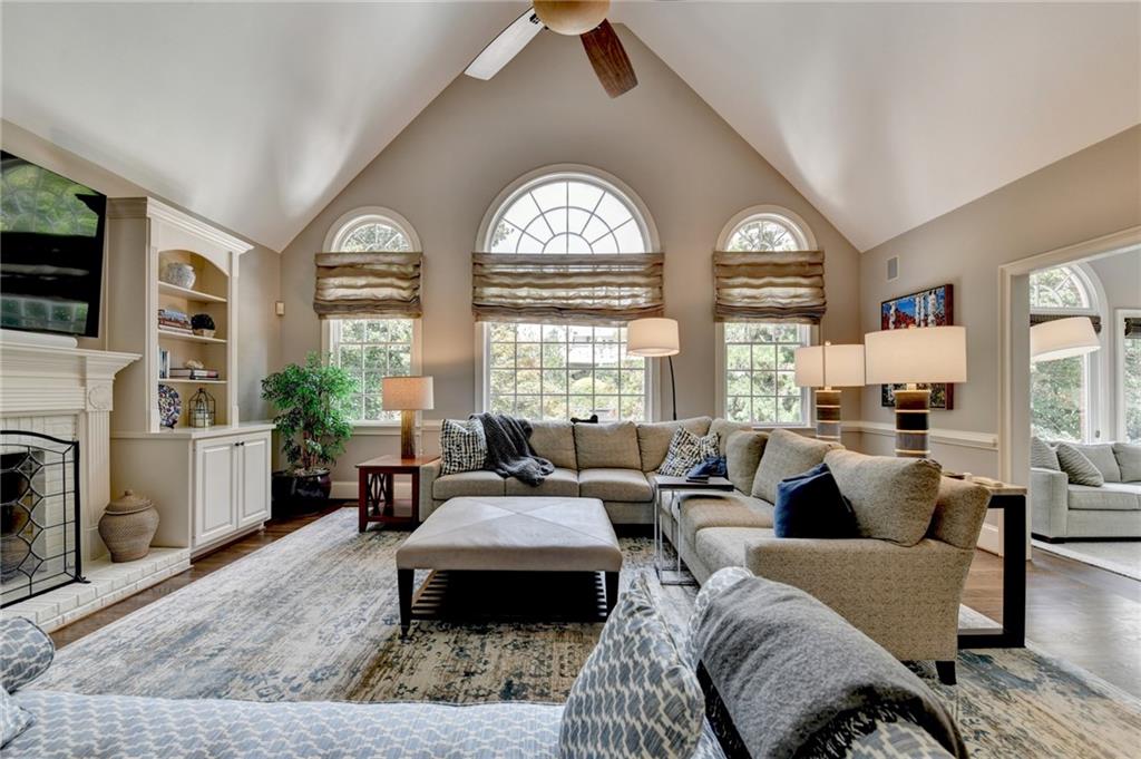 2911 Knob Hill Drive SE