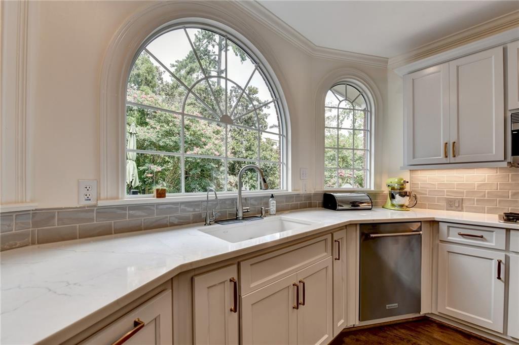 2911 Knob Hill Drive SE