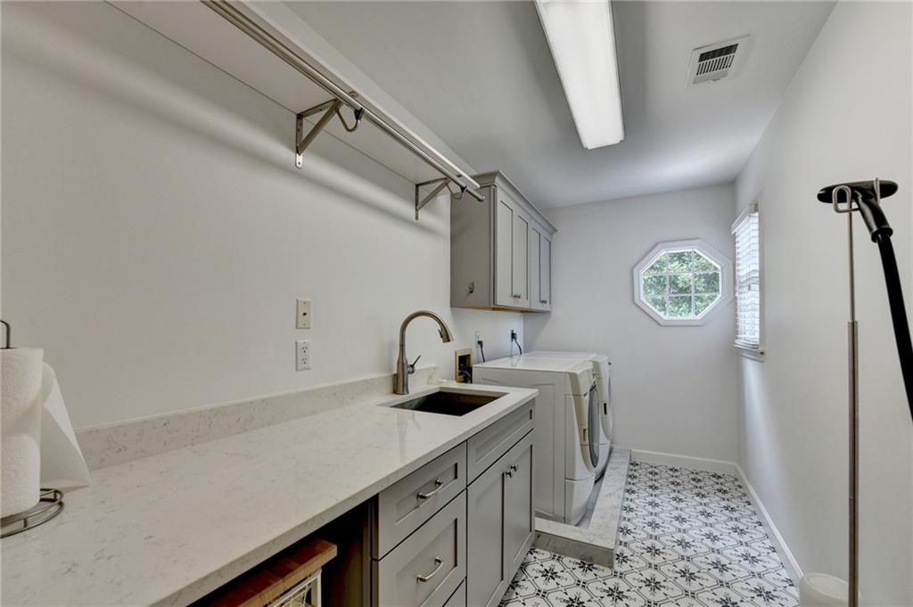 2911 Knob Hill Drive SE