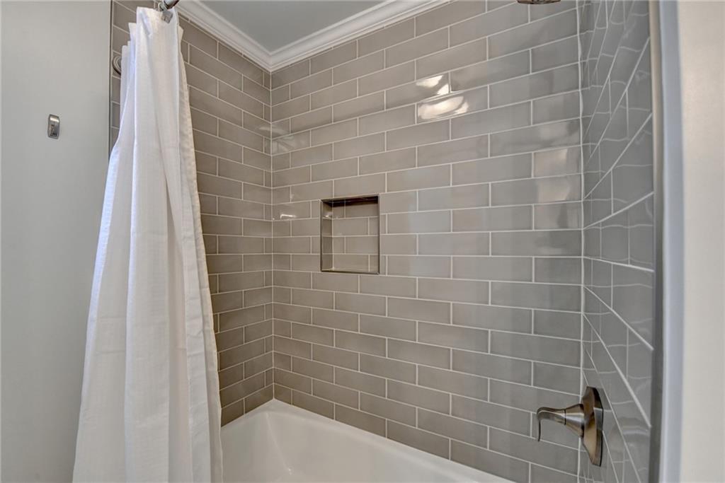 2911 Knob Hill Drive SE