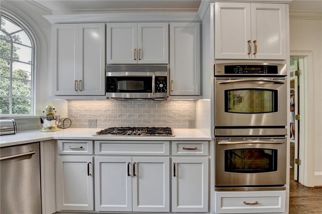 2911 Knob Hill Drive SE