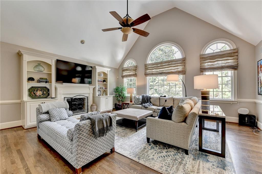 2911 Knob Hill Drive SE