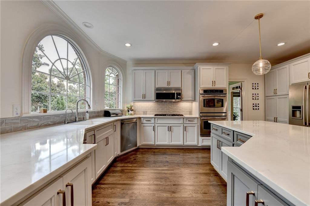 2911 Knob Hill Drive SE