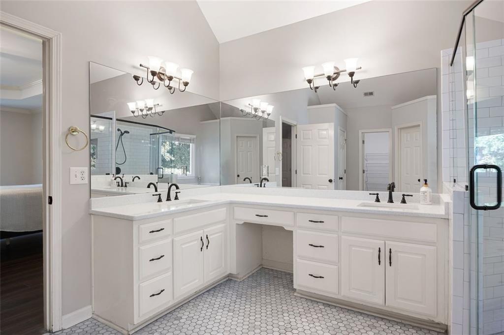 946 Cornwall Court SW