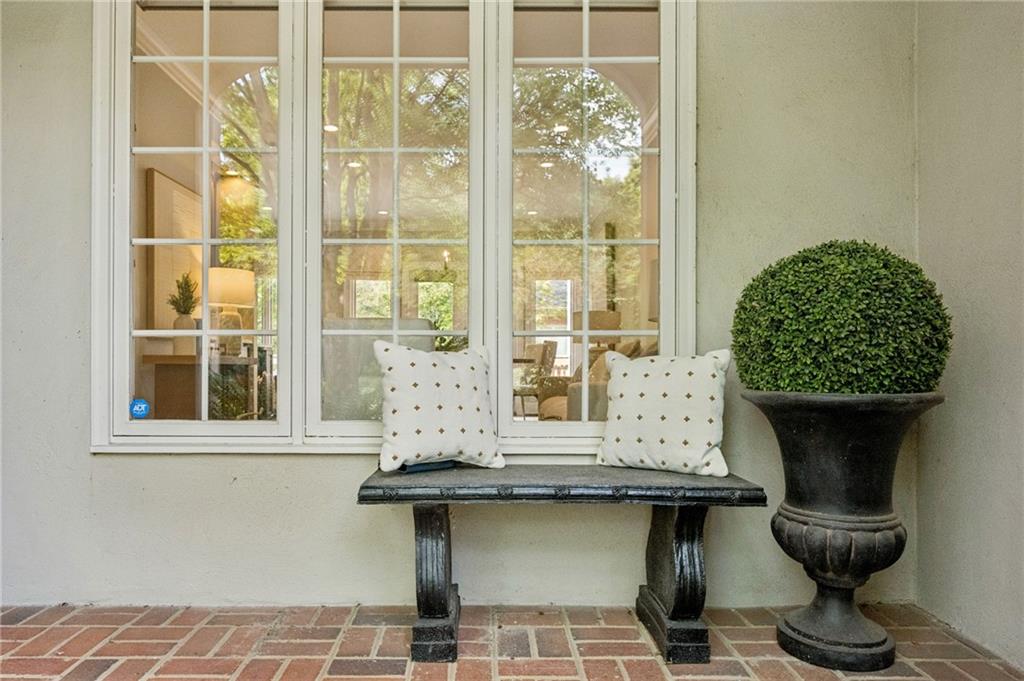 78 Paces West Circle NW