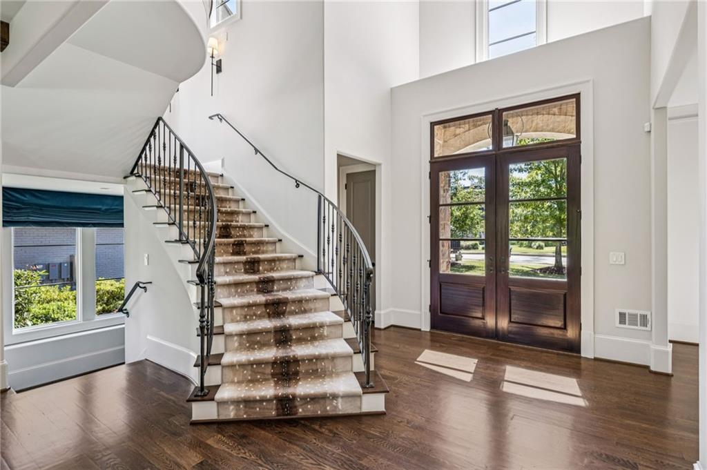 1128 Brookhaven Walk Way NE