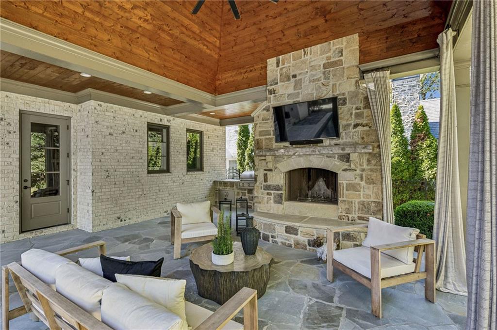 1128 Brookhaven Walk Way NE