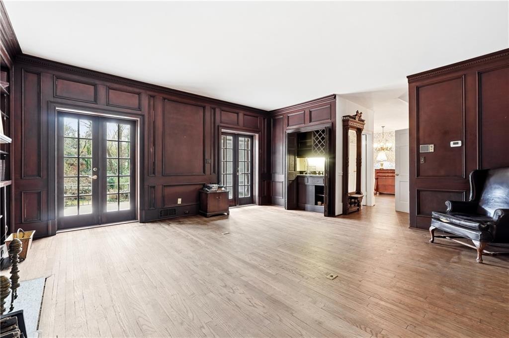 956 W Wesley Road NW