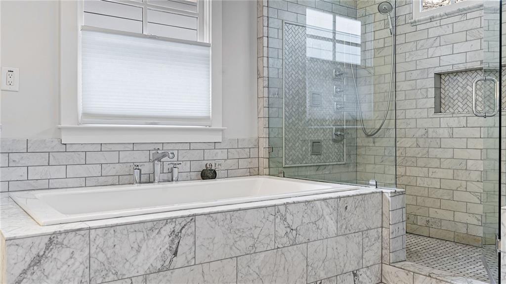 932 Highland View NE