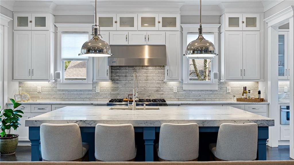 932 Highland View NE