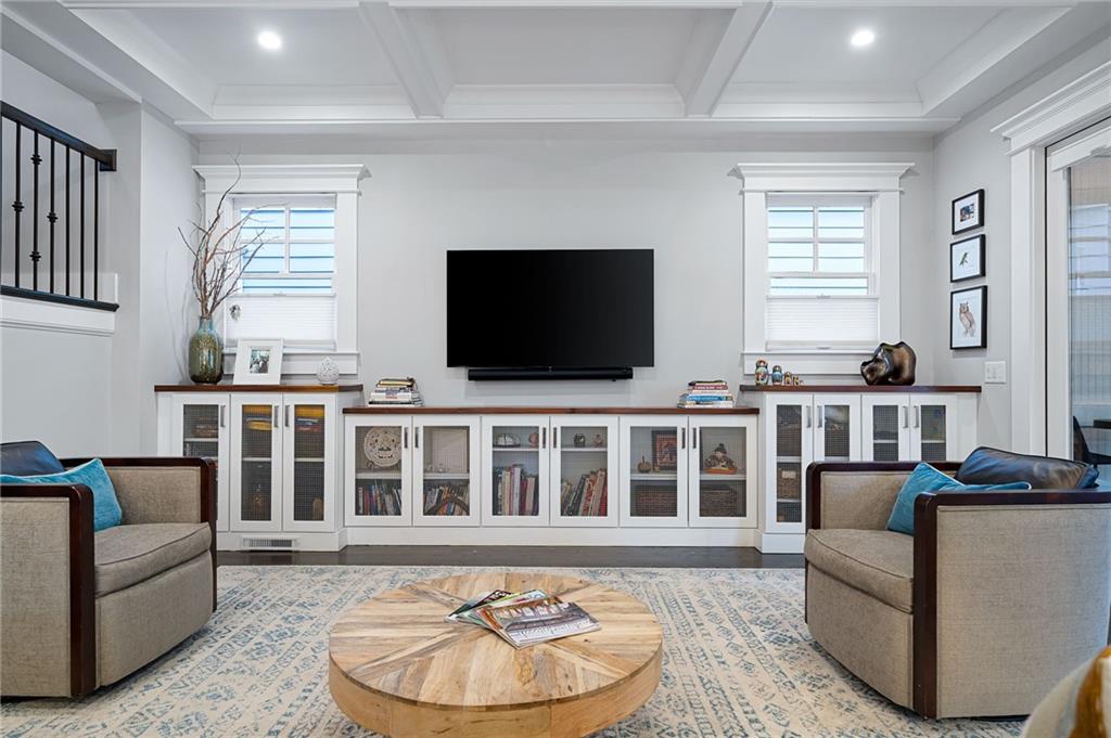 932 Highland View NE