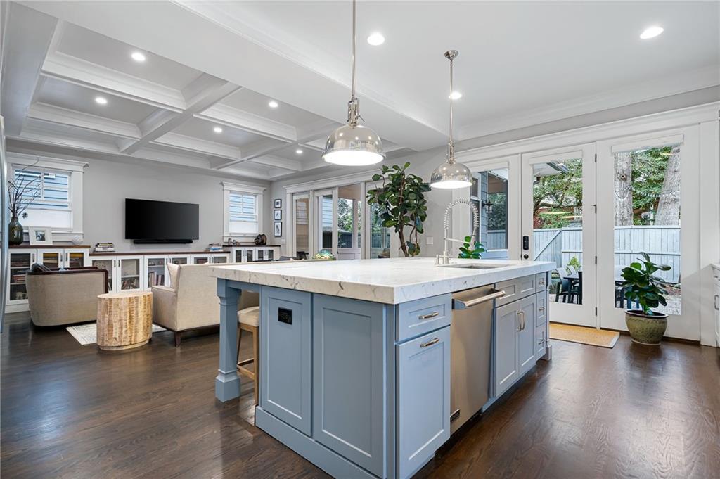 932 Highland View NE