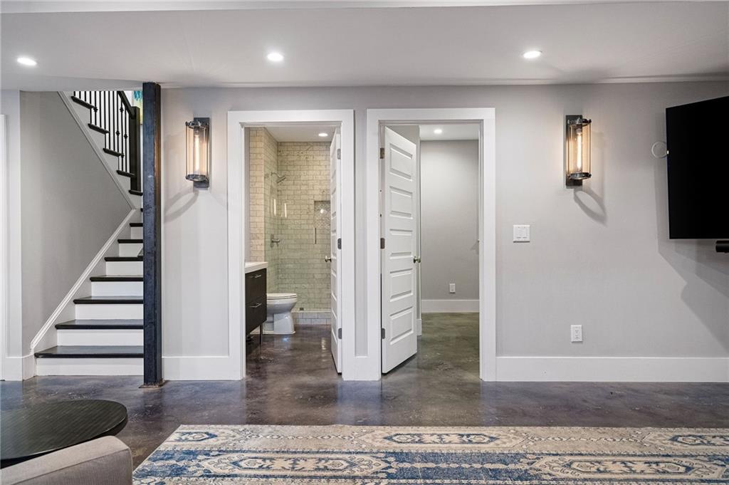 932 Highland View NE