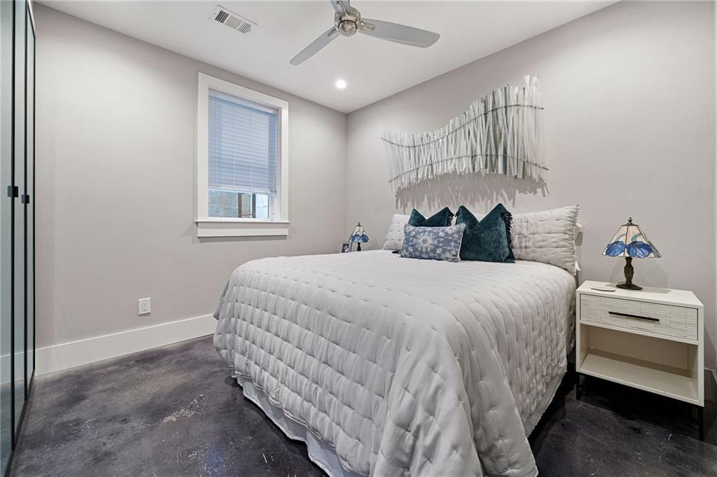 932 Highland View NE