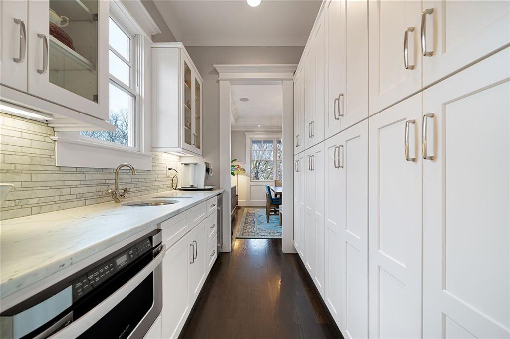 932 Highland View NE