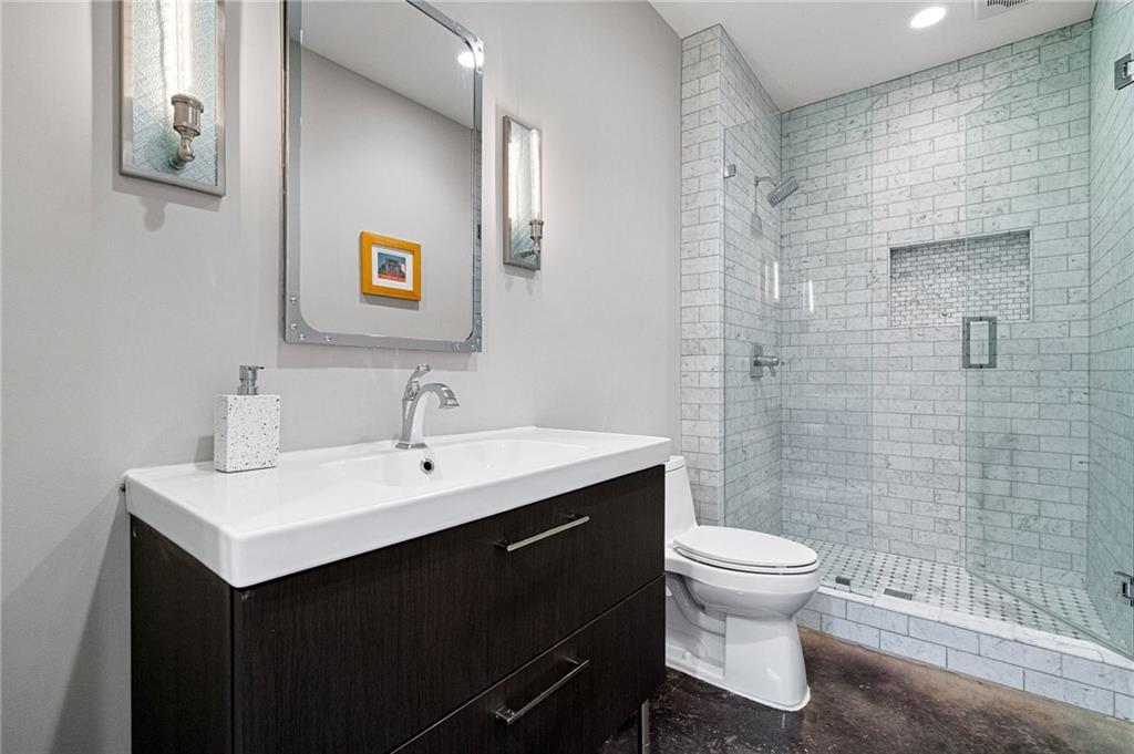 932 Highland View NE